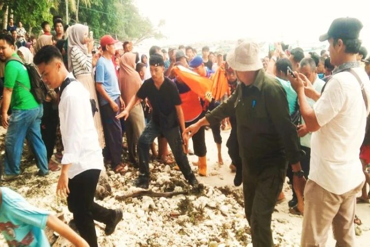 Tiga warga Lampung Barat terseret ombak di Pantai Ilahan Pesisir Barat, satu di antaranya meninggal dunia.