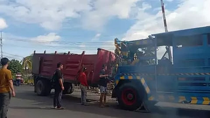 Kecelakaan kereta api di Blitar terjadi akibat kelalaian penjaga palang pintu, truk gandeng tertabrak.
