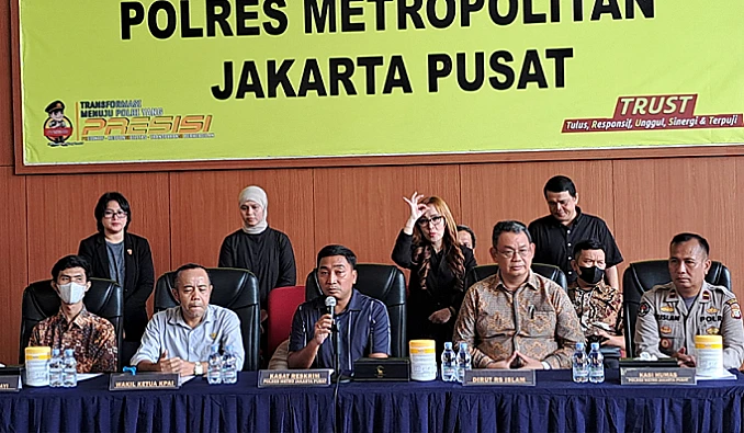 Polres Metro Jakarta Pusat menggelar konferensi pers terkait kasus bayi tertukar di RSIJ Jakarta.