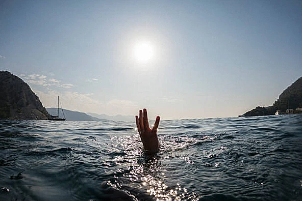 Bocah umur tujuh tahun ini tenggelam di Sungai Bedadung dan dinyatakan hilang saat bermain dengan teman-temannya