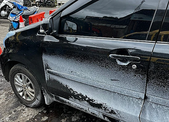 Potret mobil yang terkena cairan kimia yang tumpah di jalanan Bandung Barat