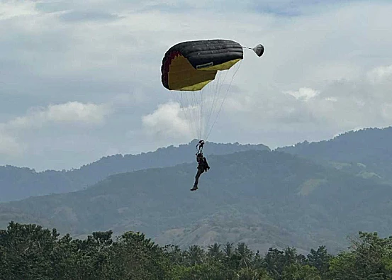 Ket. Foto: 30 Personel Satuan Polda Sulteng Mengikuti Latihan Terjun Payung Bekerja Sama dengan Otoritas Bandara Mutiara Sis Al-Jufri