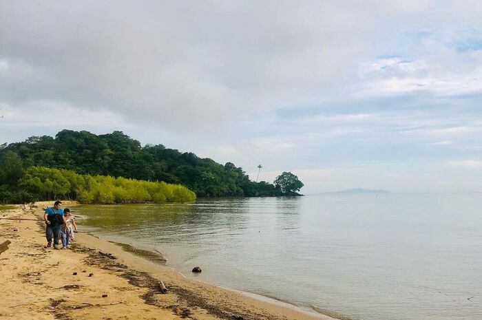 <p>Ket Foto: Foto pesona Pantai Gosong Kalimantan Barat (Foto/Instagram/@andigps13)</p>
