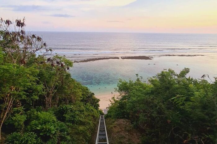 <p>Ket Foto: Foto Pantai Karma (Foto/Instagram/@tintinrayner_athome)</p>
