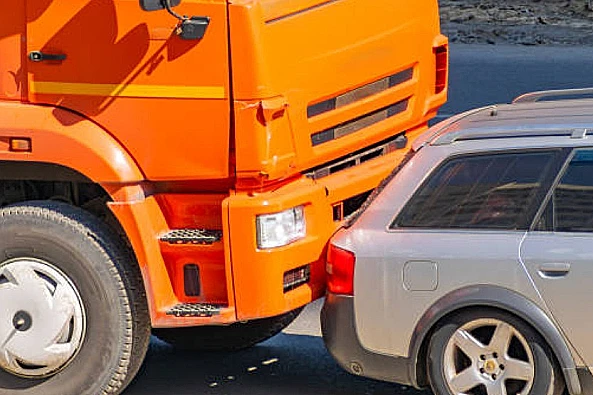 Aksi kecelakaan dua truk mengakibatkan sopir kendaraan bermuatan pasir meninggal dunia di lokasi TKP