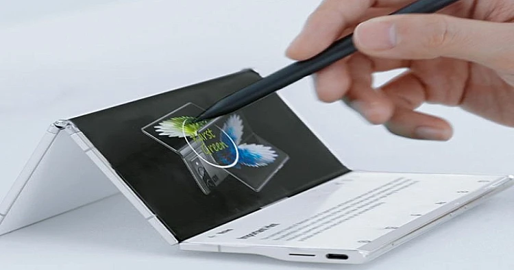 Ponsel lipat tiga Phantom Ultimate 2 dari TECNO