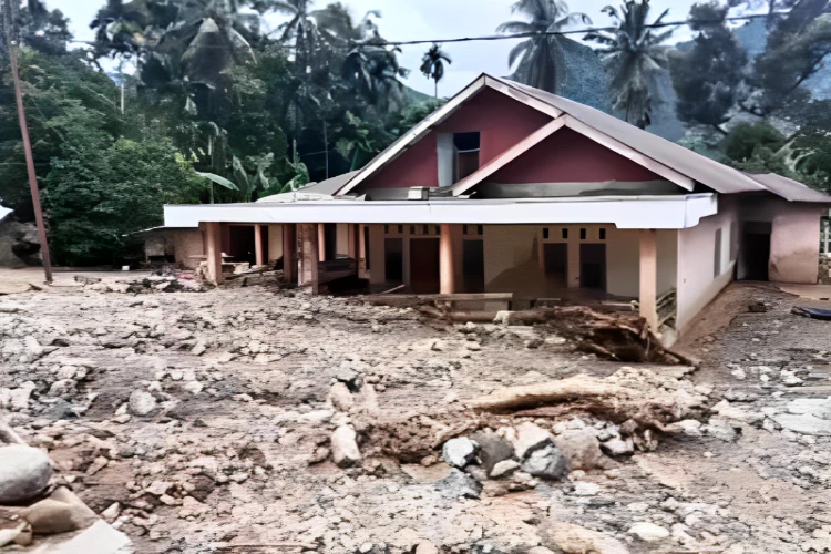 Ket. Foto: Pemkab Pesisir Selatan Menyatakan Kerugian Akibat Bencana Banjir Bandang dan Tanah Longsor Diperkirakan Sekitar 1 Triliun Rupiah