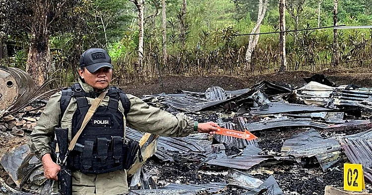 Potret pihak berwajib melaksanakan olah TKP penyerangan terhadap guru honorer dan tenaga kesehatan di Yahukimo