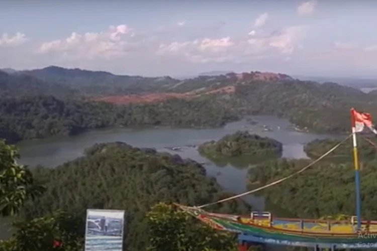 Ket Foto: Bukit Matang Kaladan yang Hadirkan Keindahan Alam dan Waduk Riam Kananx