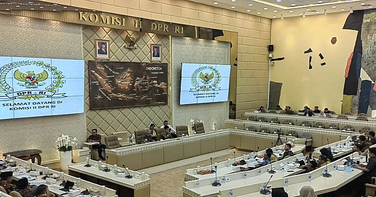 Kondisi rapat yang berlangsung di Komisi II DPR RI, Kompleks Parlemen, Senayan Jakarta