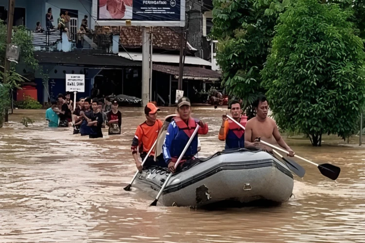 Banjir yang melanda di Sumatera Selatan akibat meluapnya Sungai Enim membuat 1.237 rumah warga terendam.