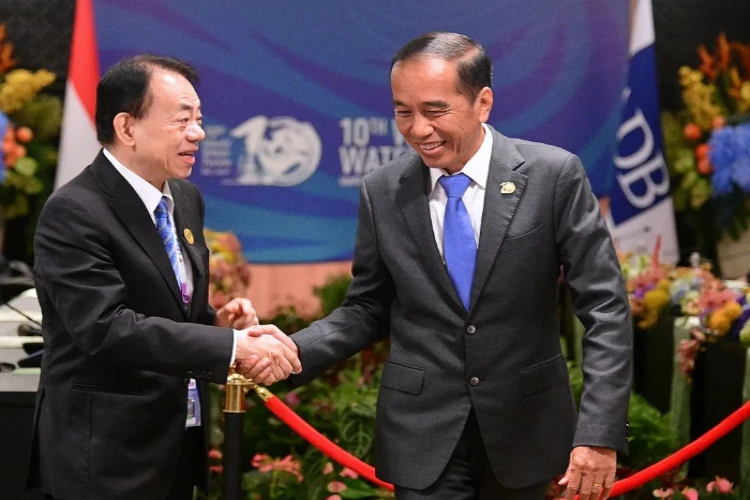 Ket. Foto: Presiden Jokowi Mengajak La Lembah Manah dan Jan Ethes Naik Andong Berkeliling Malioboro