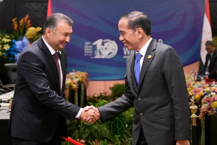 Ket. Foto: Presiden Jokowi Mengajak Jan Ethes untuk Bersepeda Bersama di Yogyakarta pada Hari Ini