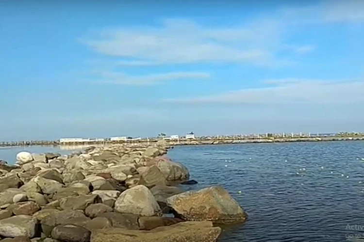 Ket Foto: Pantai Bat-bat yang Terletak di Makassar