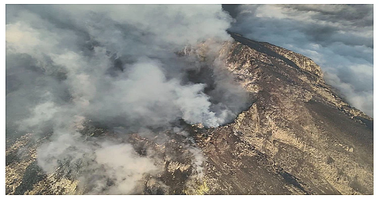 Gunung Lewotobi Laki-laki.