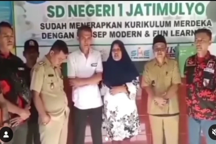Orang tua siswa di Kebumen yang didatangi oleh sejumlah anggota Pemuda Pancasila lantaran melapor dugaan pungli di SD Negeri 1 Jatimulyo ke polisi kini malah minta maaf.