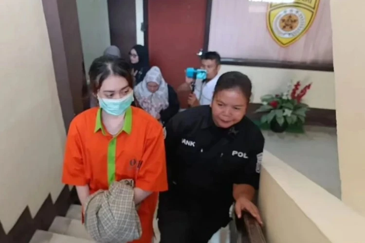 Seorang mahasiswi di salah satu perguruan tinggi ternama di Gorontalo ditangkap atas kasus penggelapan 11 laptop milik teman-teman kuliahnya.