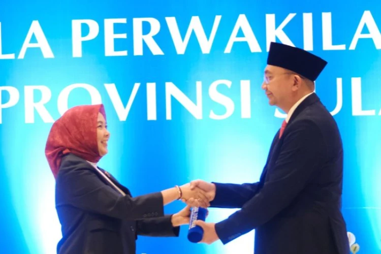 Ket. Foto: Deputi Gubernur Bank Indonesia Melakukan Pengukuhan Kepala KPwBI Sulawesi Tengah yang Baru