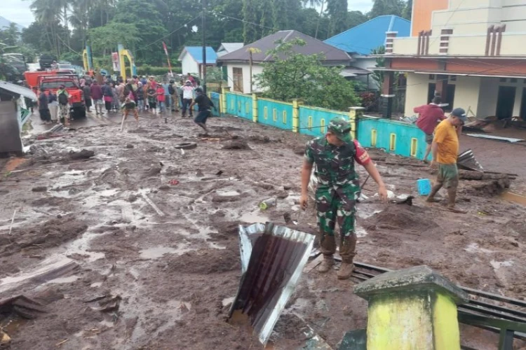Ket. Foto: Jalan Lingkar Kota Ternate Dilaporkan Terputus Aksesnya AKibat Diterjang Banjir Bandang pada Hari Minggu Dini Hari