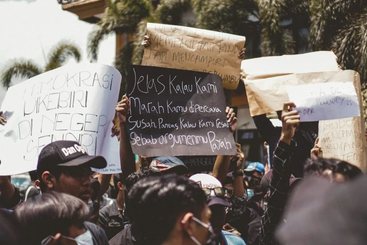 Ribuan massa turun ke jalan menolak revisi UU Pilkada, viral di media sosial, akhirnya DPR mengesahkan perubahan PKPU yang sesuai dengan Putusan MK.