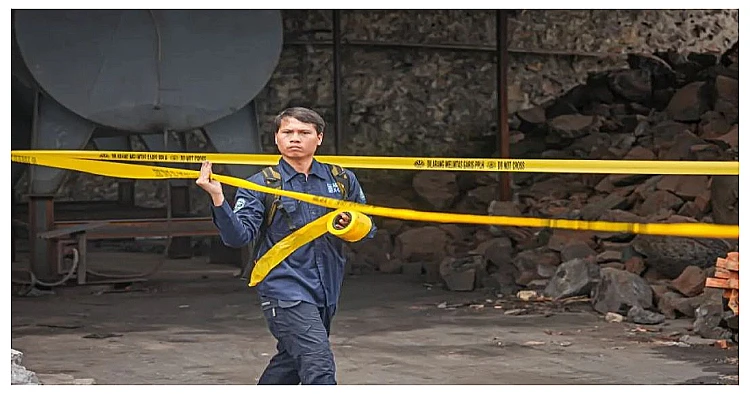 Petugas dari Deputi Penegakan Hukum KLH/BPLH memasang garis PPLH di area pabrik PT Genesis Regeneration Smelting (GRS) akibat dugaan pencemaran lingkungan di Kabupaten Serang, Banten.
