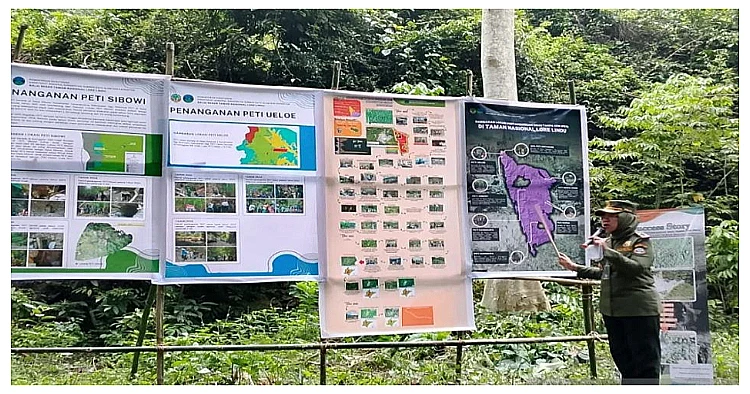 Kepala Balai Besar Taman Nasional Lore Lindu, Titik Wurdiningsih, saat menjelaskan tentang aktivitas pertambangan emas ilegal yang terjadi di wilayah TNLL, tepatnya di Kabupaten Sigi dan Poso.
