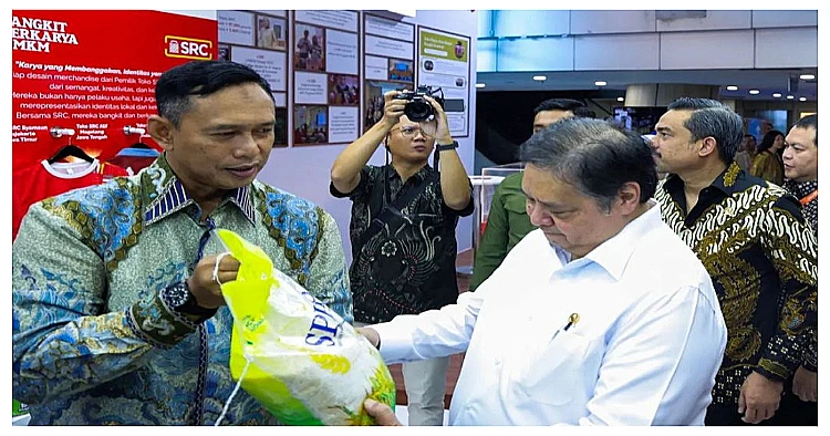 Ahmad Rizal Ramdhani, Direktur Utama Perum Bulog (paling kiri).