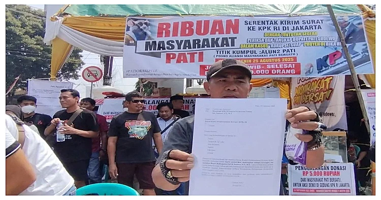 Warga Kabupaten Pati, Jawa Tengah, kembali menggelar aksi pengumpulan surat desakan kepada Komisi Pemberantasan Korupsi (KPK) agar segera menetapkan Bupati Pati Sudewo.