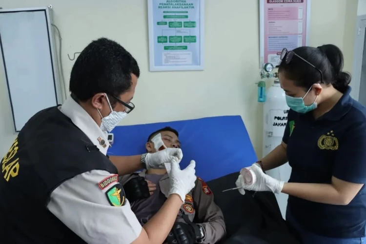 Polisi disiram air keras saat bubarkan tawuran di Kembangan, Jakarta Barat.