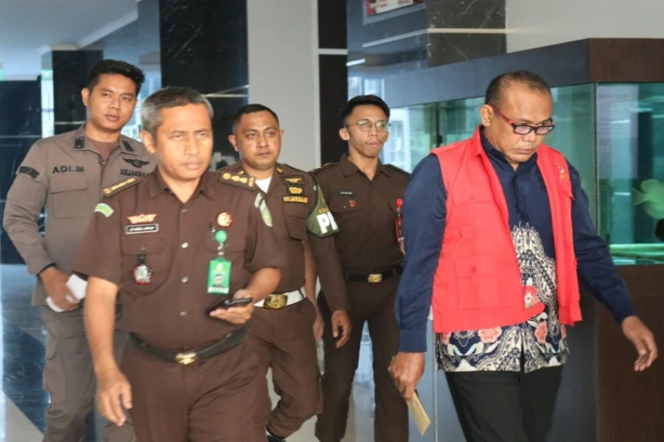 Ket. Foto: Kejaksaan Tinggi Kini Menahan 2 Tersangka Kasus Dugaan Korupsi Pengadaan Labkes Universitas Tadulako Palu