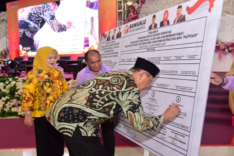 Ket. Foto: Bawaslu Provinsi Gorontalo Mendeklarasikan Kampanye Damai Bersama 4 Pasangan Calon untuk Pilkada Tahun 2024