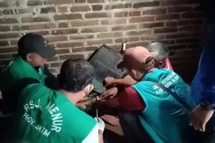 Dinsos Jatim membebaskan enam ODGJ dari pasung untuk menjalani perawatan. Langkah ini wujud komitmen Zero Pasung.