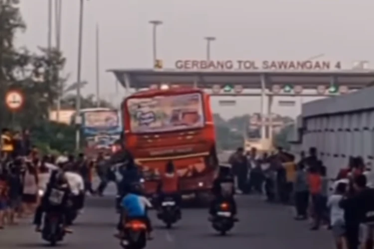 Tangkap layar video yang menampilkan aksi bus yang berjalan zig-zig disambut warga yang di area jalan tol Sawangan Depok