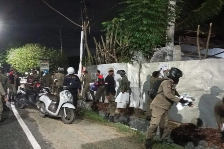 Ket. Foto: Sebanyak 300 Personel Satpol PP Dilibatkan untuk Tertibkan APK Pilkada Palu