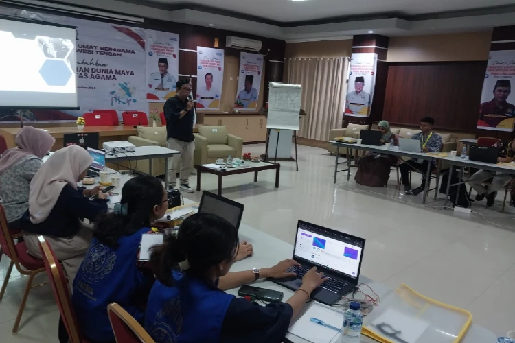 Ket. Foto: Kader Pelopor Kerukunan Dunia Maya Pemuda Lintas Agama Mendapatkan Pelatihan Menangkap Informasi Hoaks