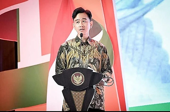 Gibran tanggapi penetapan Hasto Kristiyanto sebagai tersangka kasus suap terkait Harun Masiku. Proses hukum berlanjut.