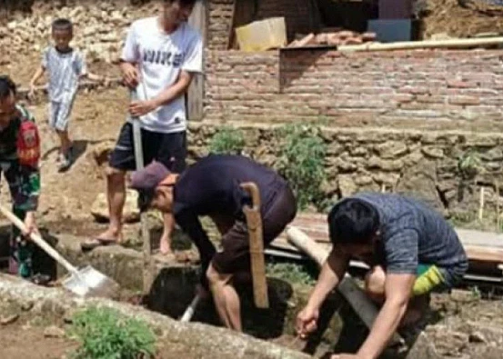 Ket. Foto: Personel Babinsa TNI Diterjunkan untuk Membersihkan Drainase di Mamuju