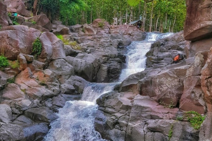 <p>Ket Foto: Pesona Air Terjun Rora Dompu (Foto/Instagram/@adhin_dompuntb)</p>
