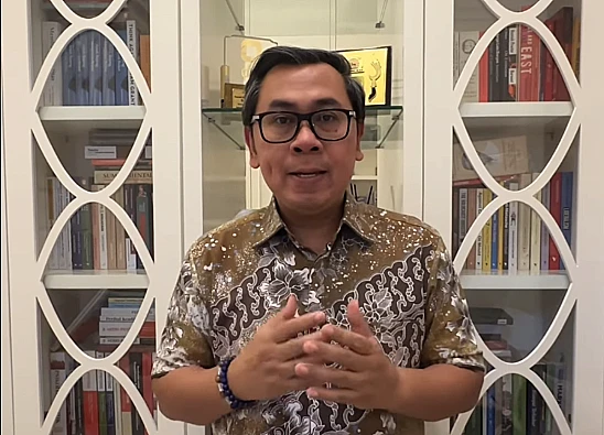 Potret mantan stafsus Menkeu RI, Yustinus Prastowo yang menyoroti sikap Kemendiktisaintek terhadap wacana kampus Kelola tambang