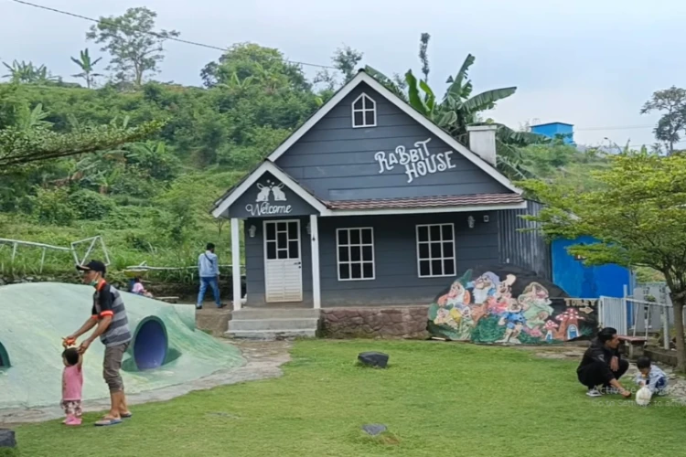 Ket Foto: Destinasi Wisata Taman Kelinci Padusan di Mojokerto