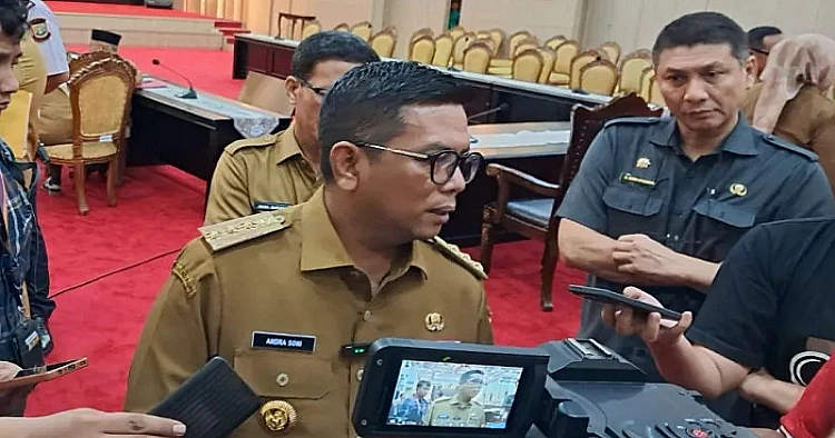 Potret Gubernur Banten Andra Soni ketika memberikan ketrangan di depan awak media