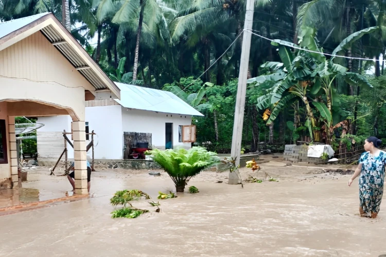Ket. Foto: 3 Desa yang Ada di Kecamatan Biluhu di Kabupaten Gorontalo Dilanda Banjir