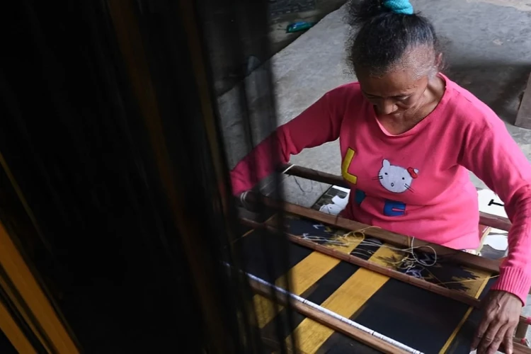 Ket. Foto: Dekranasda Sultra Menyampaikan Kabupaten Muna Merupakan Penyumbang Paling Banyak Jumlah Penenun di Sulawesi Tenggara
