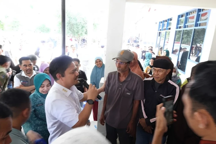 Ket. Foto: 110 Warga Lansia Mendapatkan Kacamata Baca dari Bupati Kolaka Timur