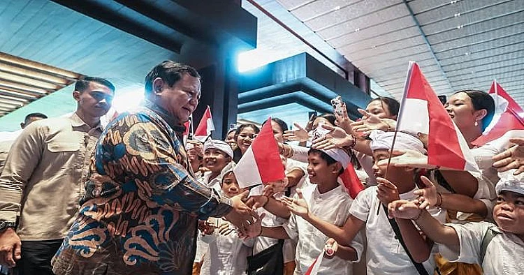 Ket. Foto potret Presiden Indonesia, Prabowo Subianto ketika menyapa anak-anak sekolah