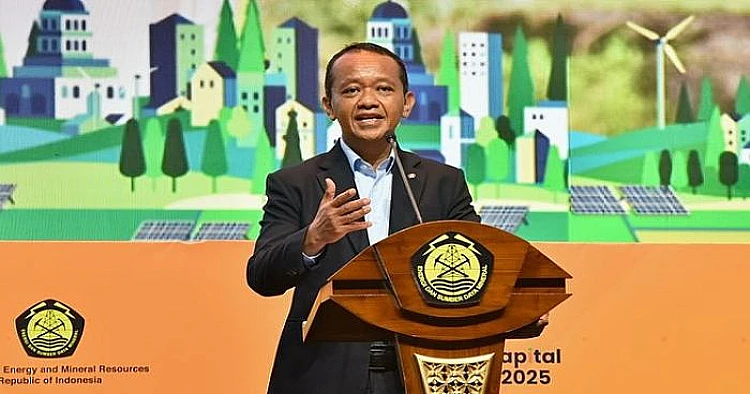 Ket. Foto potret Menteri Energi dan Sumber Daya Mineral (ESDM) Bahlil Lahadalia ketika memberikan keterangan