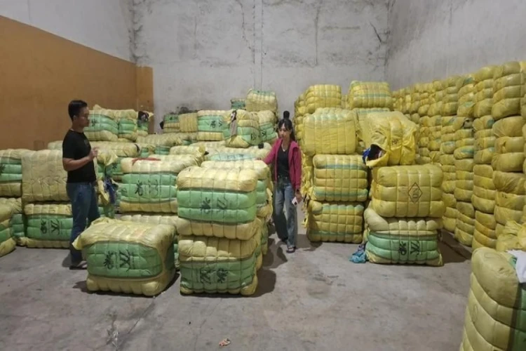 Bareskrim Polri berhasil mengamankan 3.332 ballpres berisikan pakaian bekas impor ilegal.