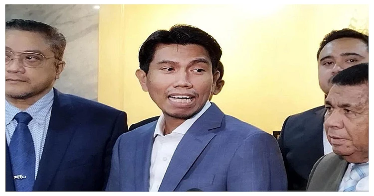 Wakil Ketua Komisi II DPR RI Bahtra Banong (tengah) di Kompleks Parlemen.
