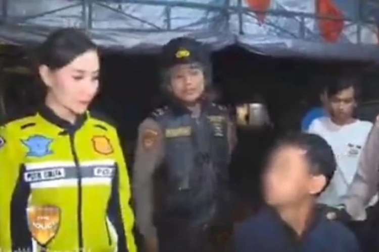 Polwan ini viral karena tegur pria makan di warung pinggir jalan.