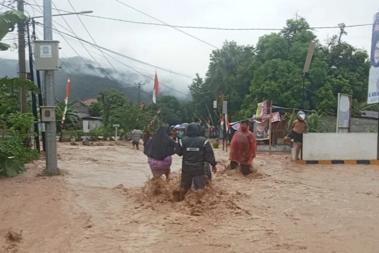 Ket. Foto: Imbauan Diberikan BPBD Bone Bolango kepada Warga untuk Waspada terhadap Bencana Banjir